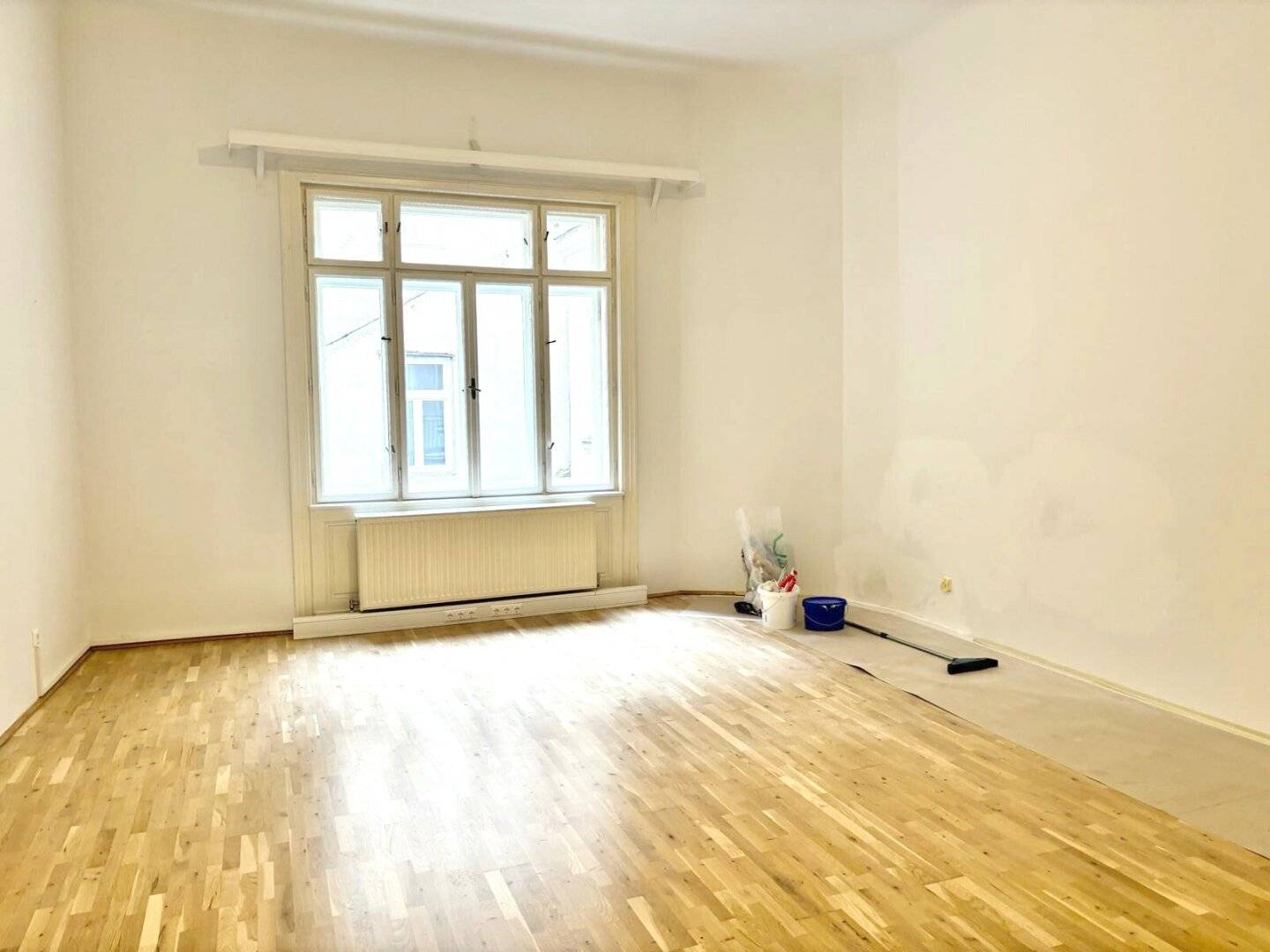 UNBEFRISTETE RARITÄT : Neu sanierte herrschaftliche Wohnung in der Piaristengasse
