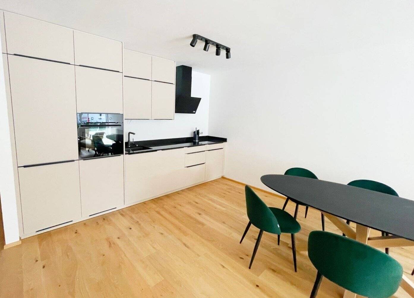 Erstbezug! Exklusive, voll möblierte Wohnung mit Terrasse, Garten & TG-Stellplatz, in Bestlage!