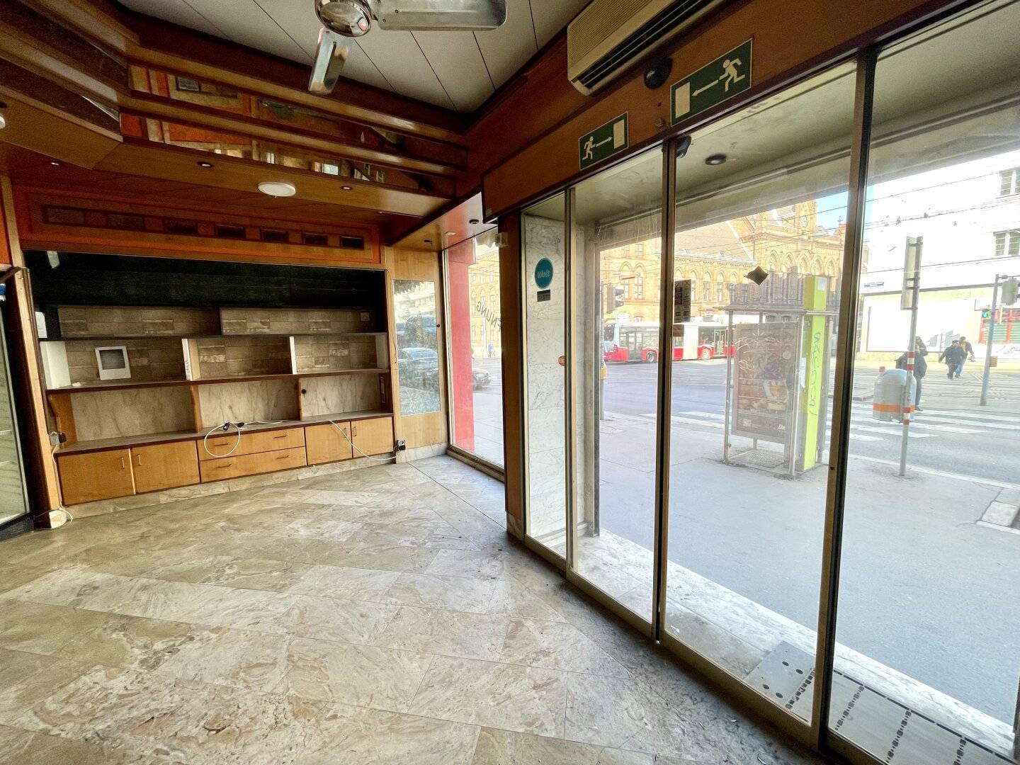 GESCHÄFTSLOKAL IN TOLLER LAGE - NÄHE U1 KEPLERPLATZ - FUSSGÄNGERZONE - SANIERUNGSBEDÜRFTIG