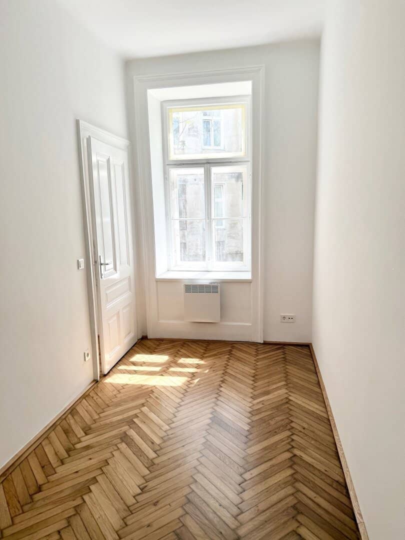 Hofruhelage: komplett generalsanierte Altbauwohnung  – zum Top-Preis!