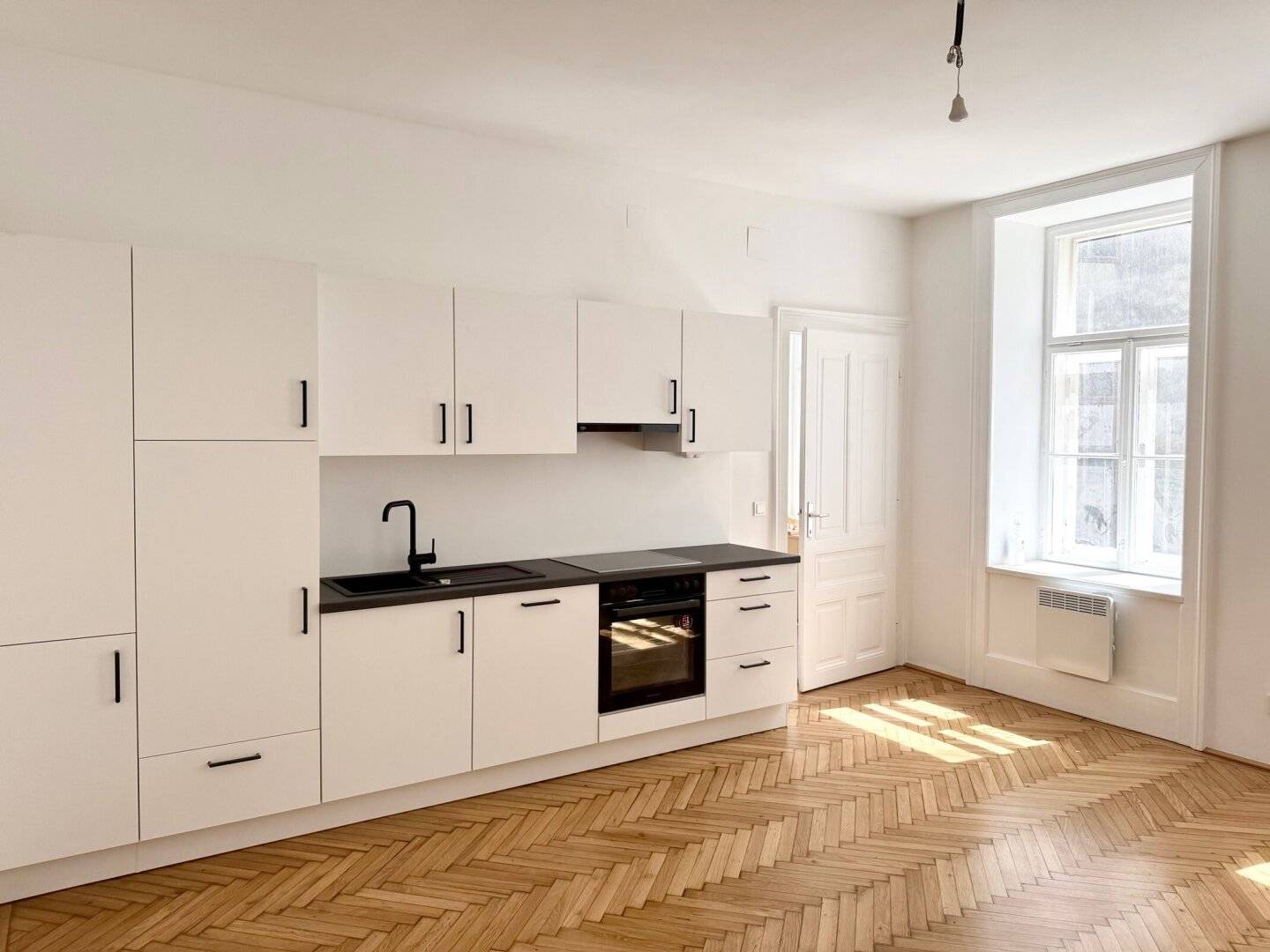 Hofruhelage: komplett generalsanierte Altbauwohnung  – zum Top-Preis!