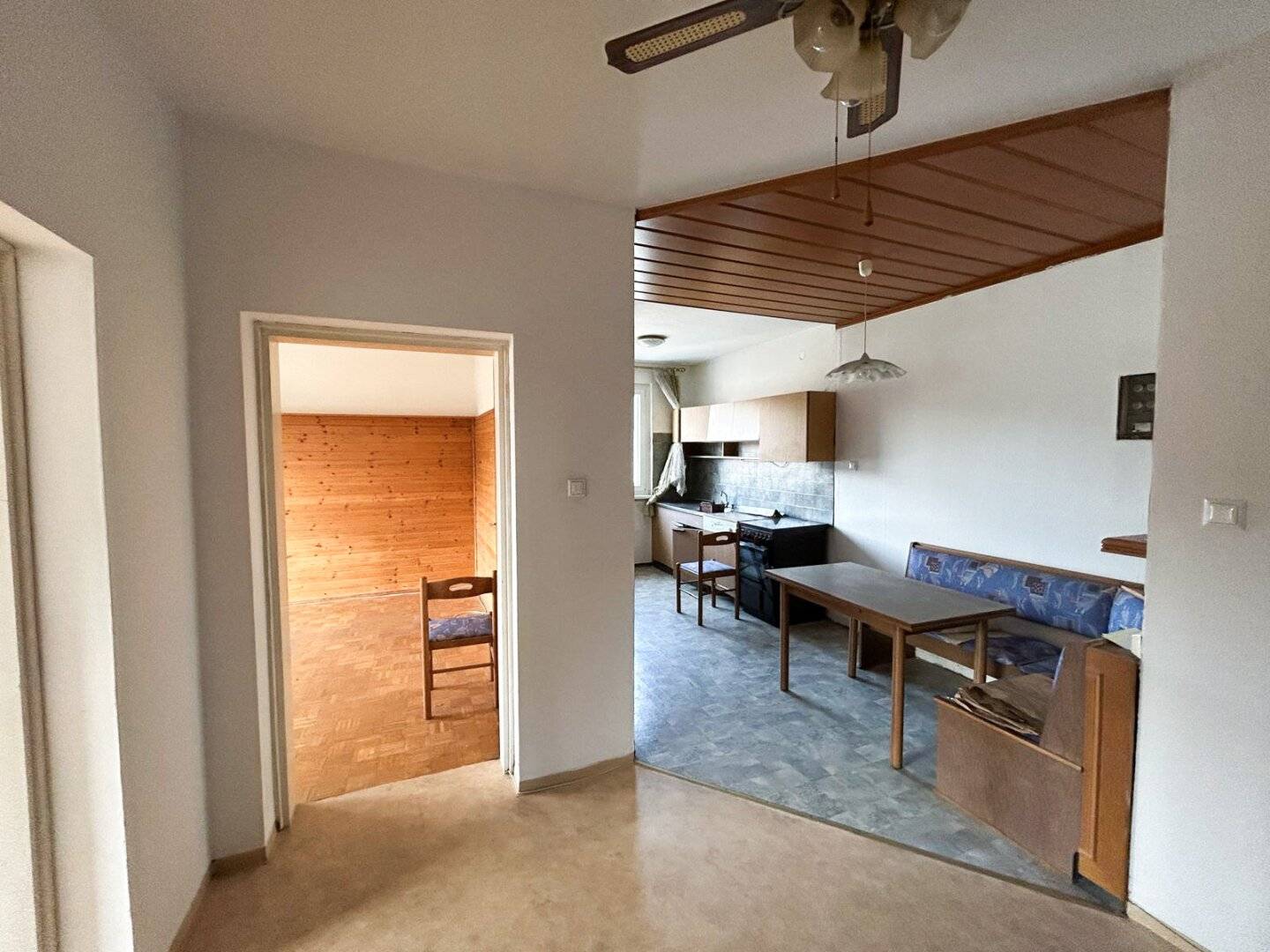 Sanierungsbedürftige 2 Zimmer-Wohnung mit viel Potential!