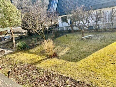 Senftenberg im Weinbaugebiet Kremstal: Zweifamilienhaus mit Balkonen, Garten und Garage