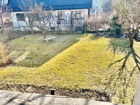Senftenberg im Weinbaugebiet Kremstal: Zweifamilienhaus mit Balkonen, Garten und Garage
