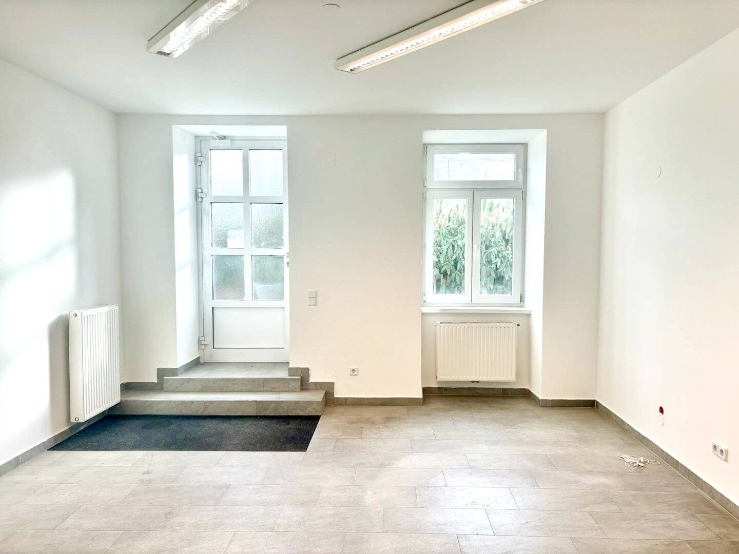 Straßenseitiges Geschäftslokal/ Büro/Studio am Lichtenwerder Platz mit Hofterrasse (Keine Gastronomie)