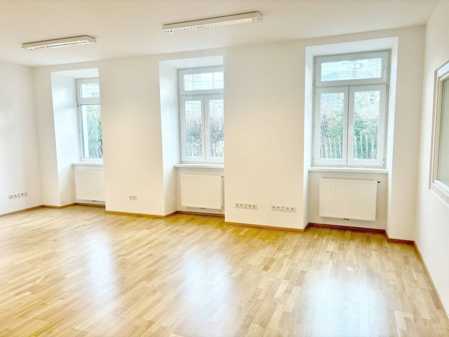 Straßenseitiges Geschäftslokal/ Büro/Studio am Lichtenwerder Platz mit Hofterrasse (Keine Gastronomie)