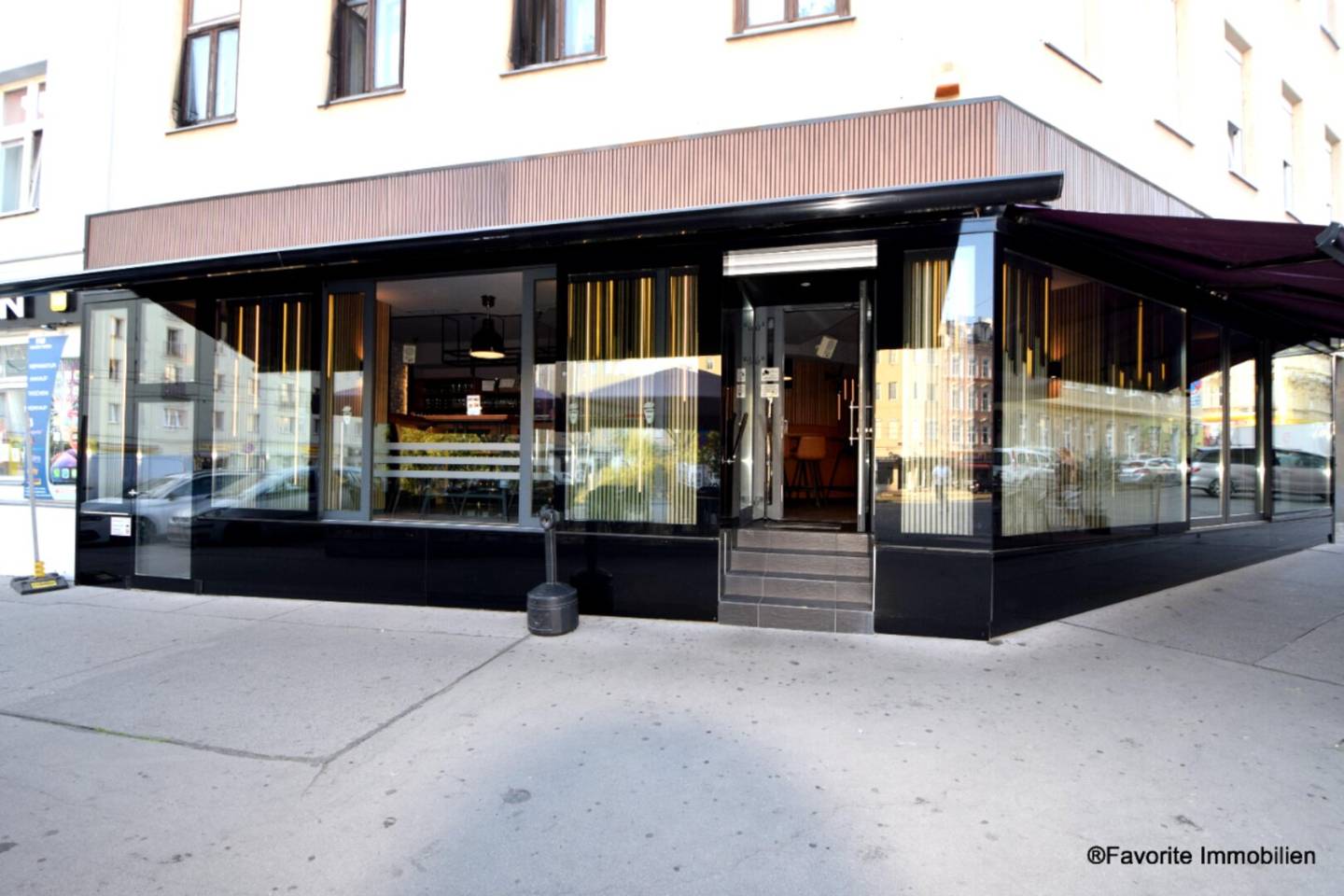 Perfektes & gut laufendes Gastro Lokal, Bar, Lounge in guter Lage: 130m² + 2 große Schanigarten + 117 m² Wohnung, in U-Bahn-Nähe!