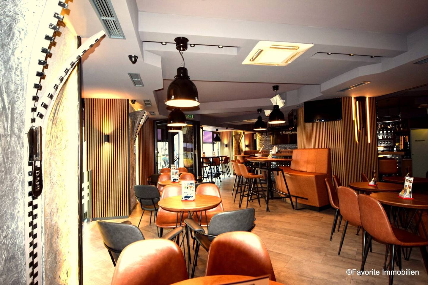 Perfektes & gut laufendes Gastro Lokal, Bar, Lounge in guter Lage: 130m² + 2 große Schanigarten + 117 m² Wohnung, in U-Bahn-Nähe!