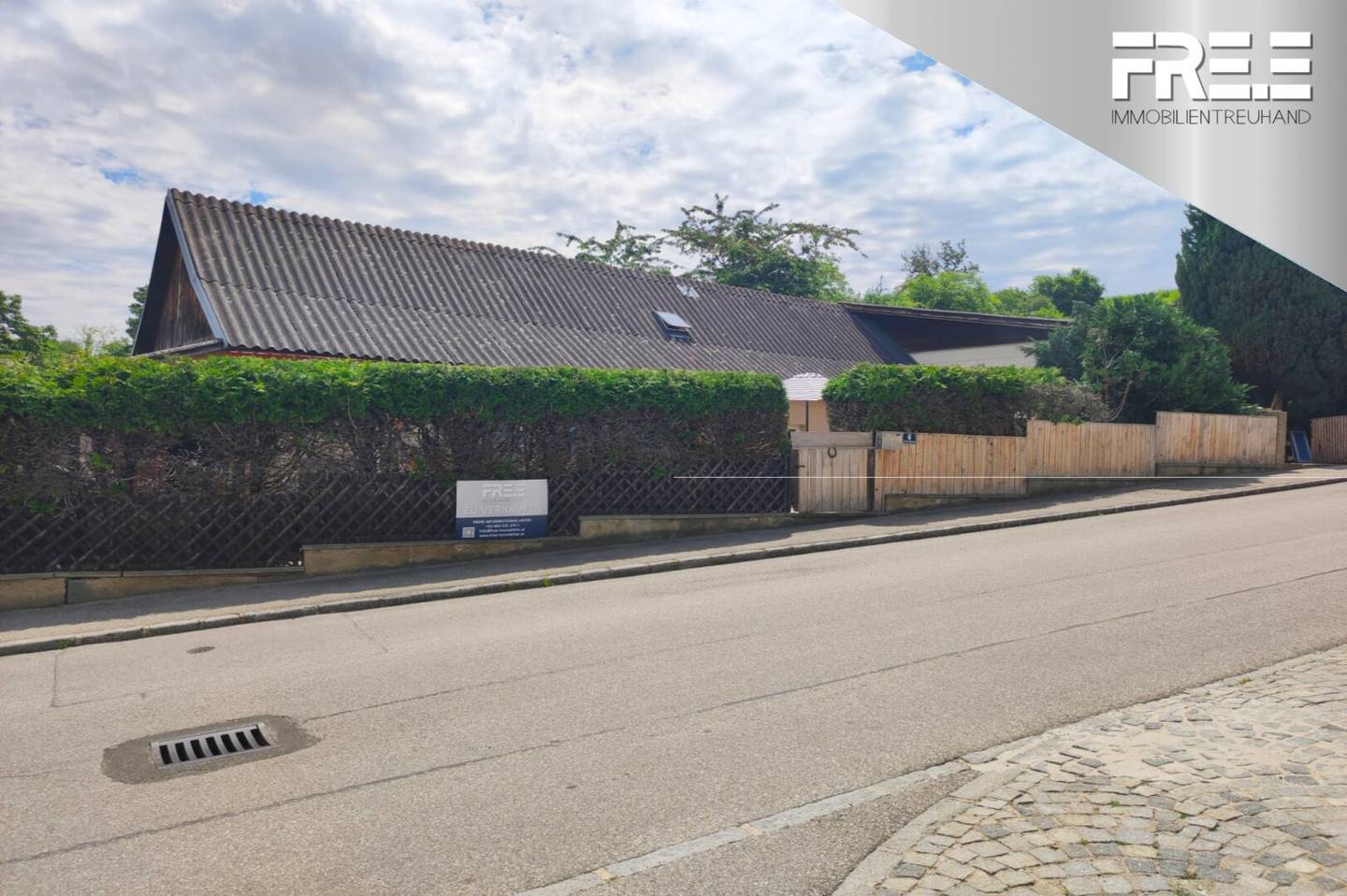 IDYLLISCHE LAGE | Teilrenovierter Bungalow mit riesiger Garage