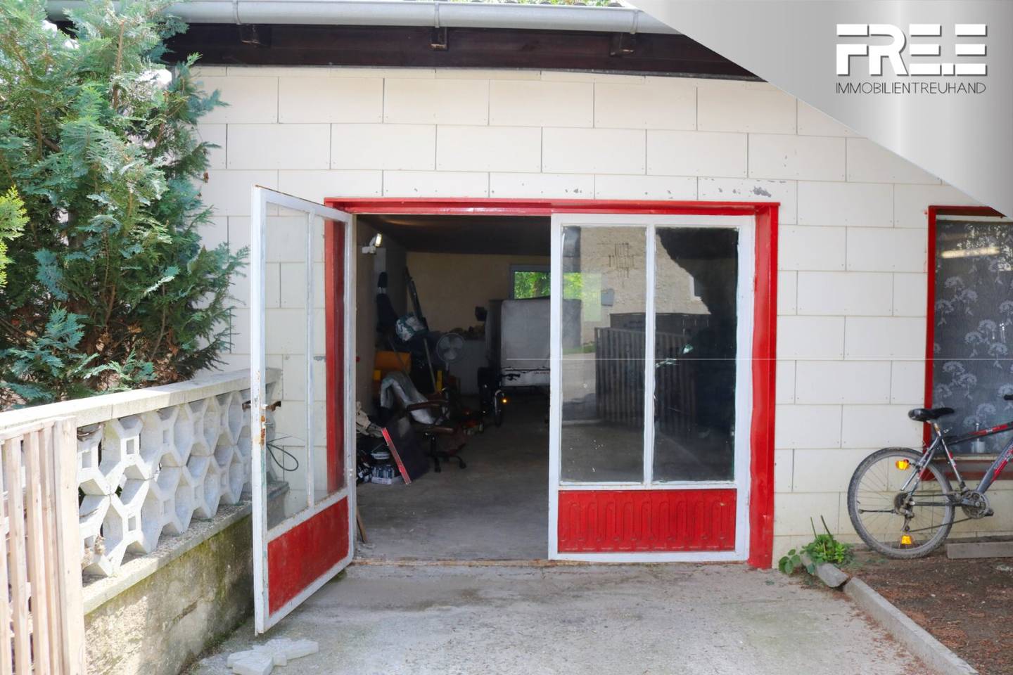 IDYLLISCHE LAGE | Teilrenovierter Bungalow mit riesiger Garage