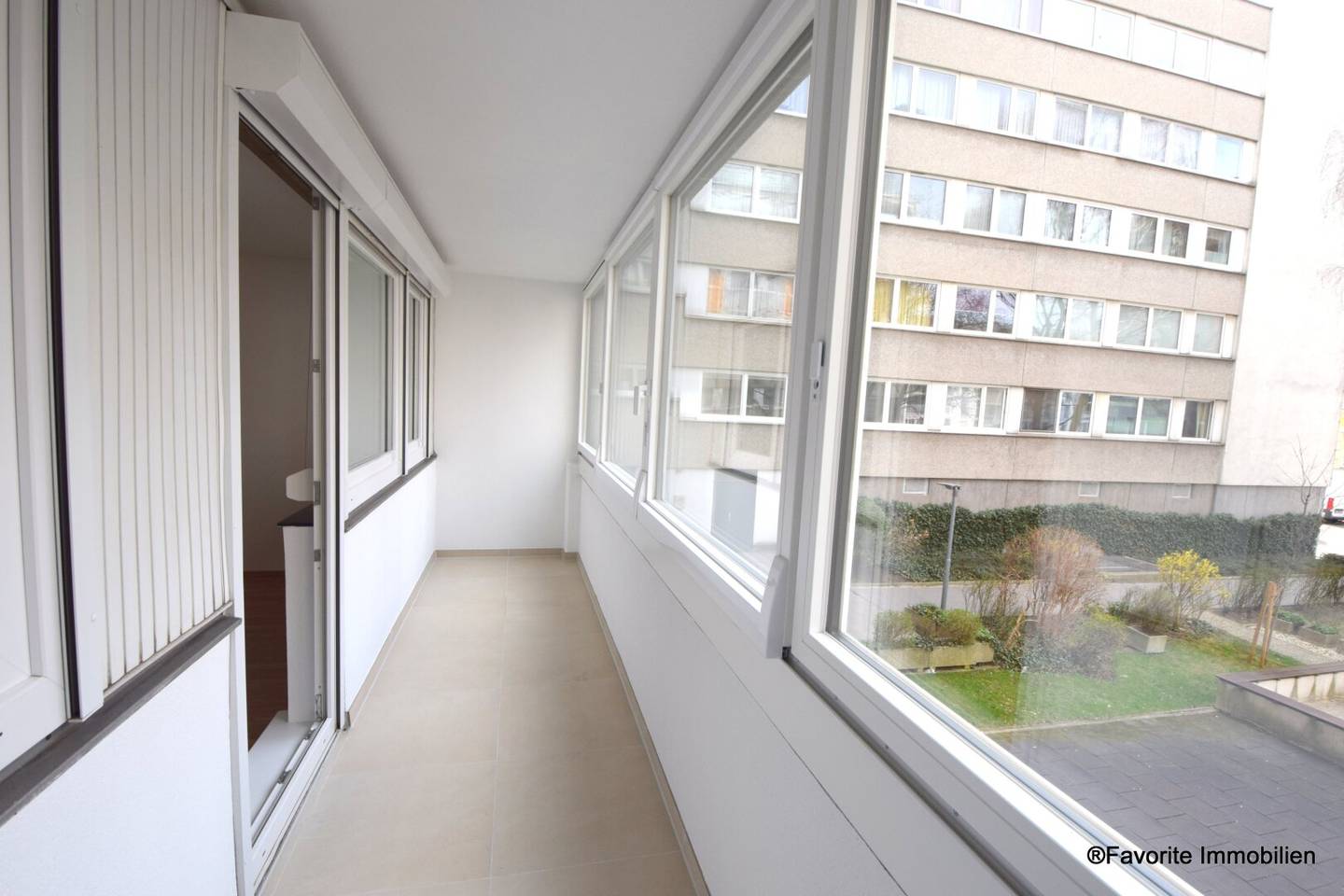 Schöne, gepflegte & zentral begehbare 3-Zi-Wohnung mit Loggia & Garage