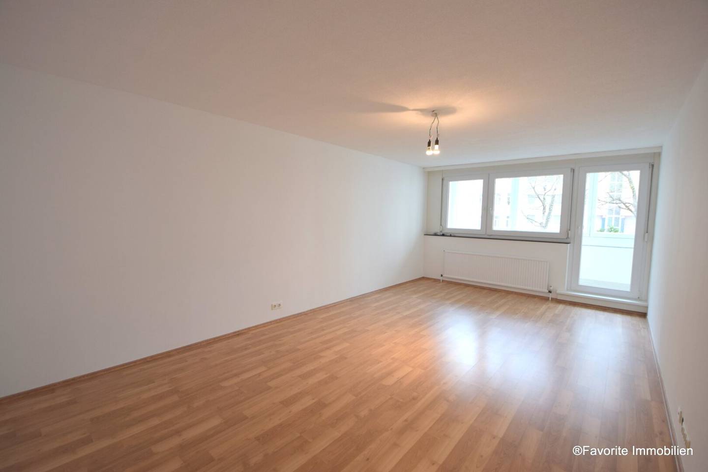 Schöne, gepflegte & zentral begehbare 3-Zi-Wohnung mit Loggia & Garage