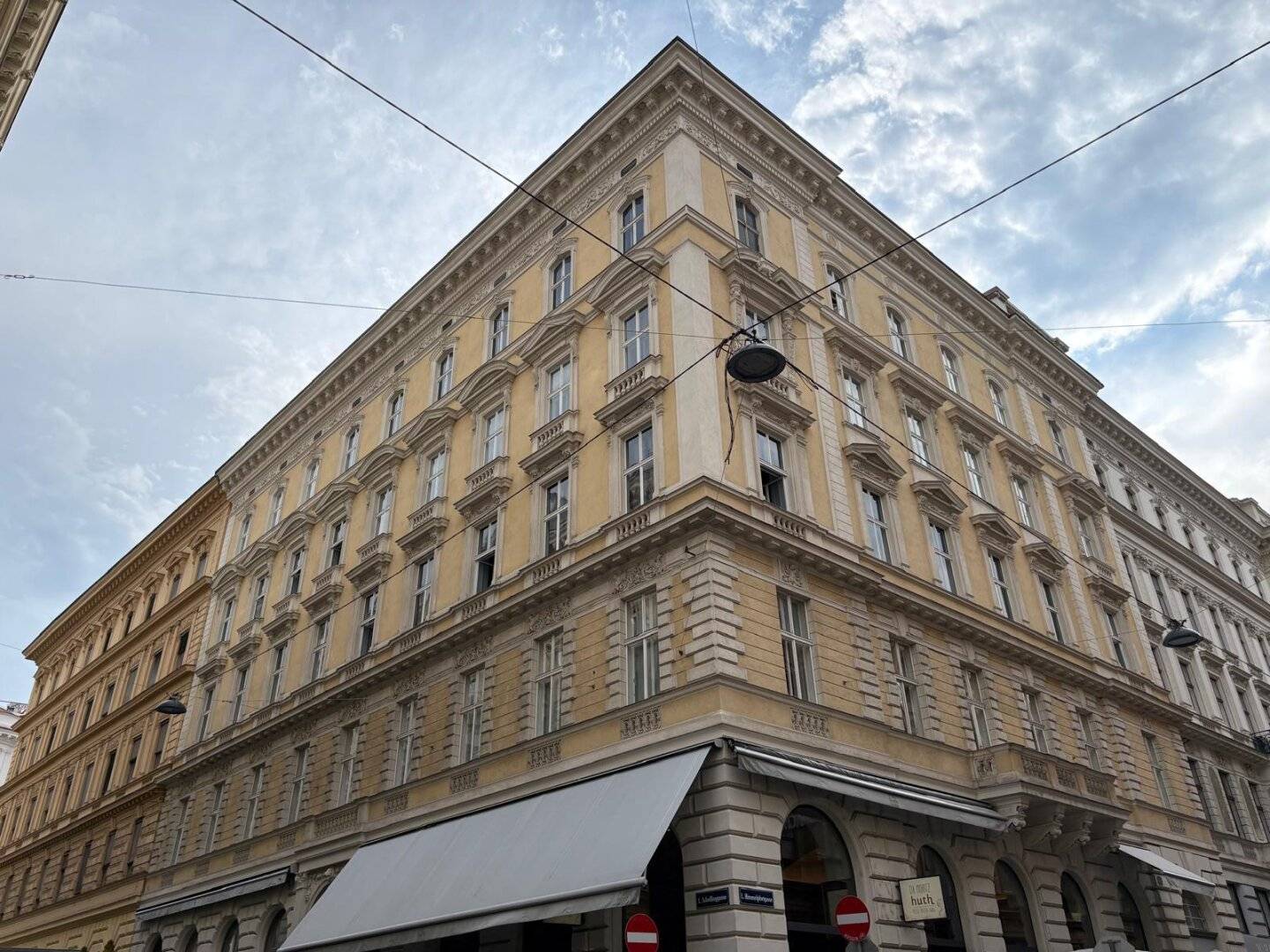 Work and Live Under One Roof ! Stylish Period Apartment (5 Rooms) in the Heart of Vienna District 1
