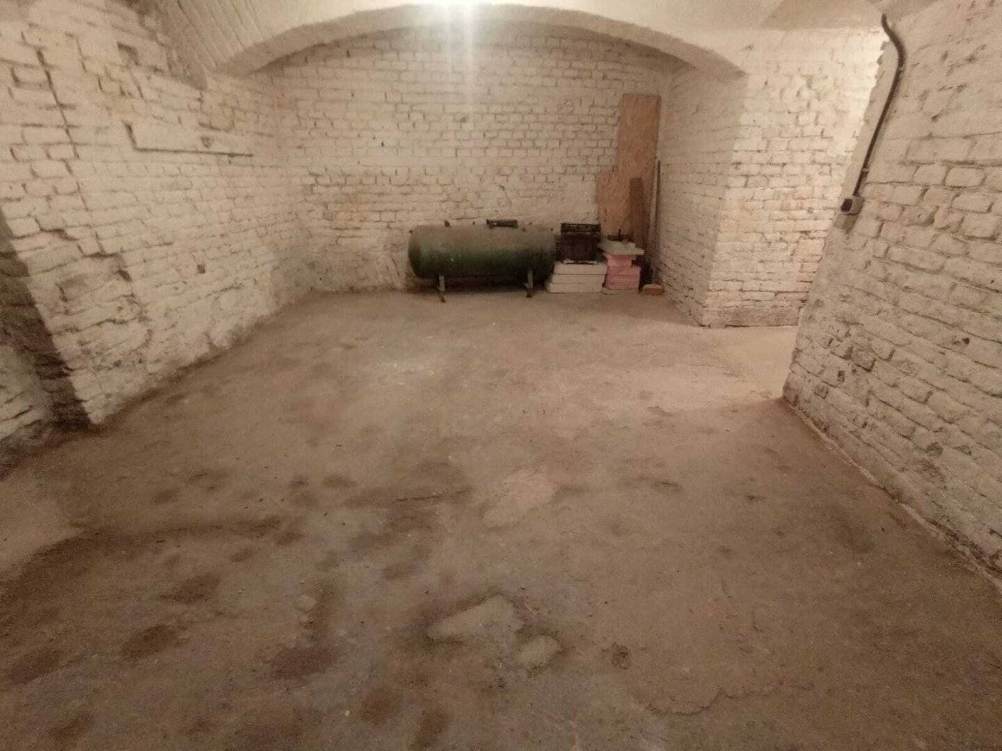 Sie haben keinen Platz, aber wir ein freies Lager gleich um die Ecke!