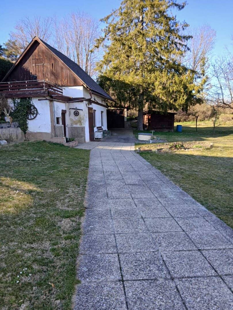 Einfamilienhaus mit großem Grundstück und Nebengebäude in traumhaft ruhiger Lage