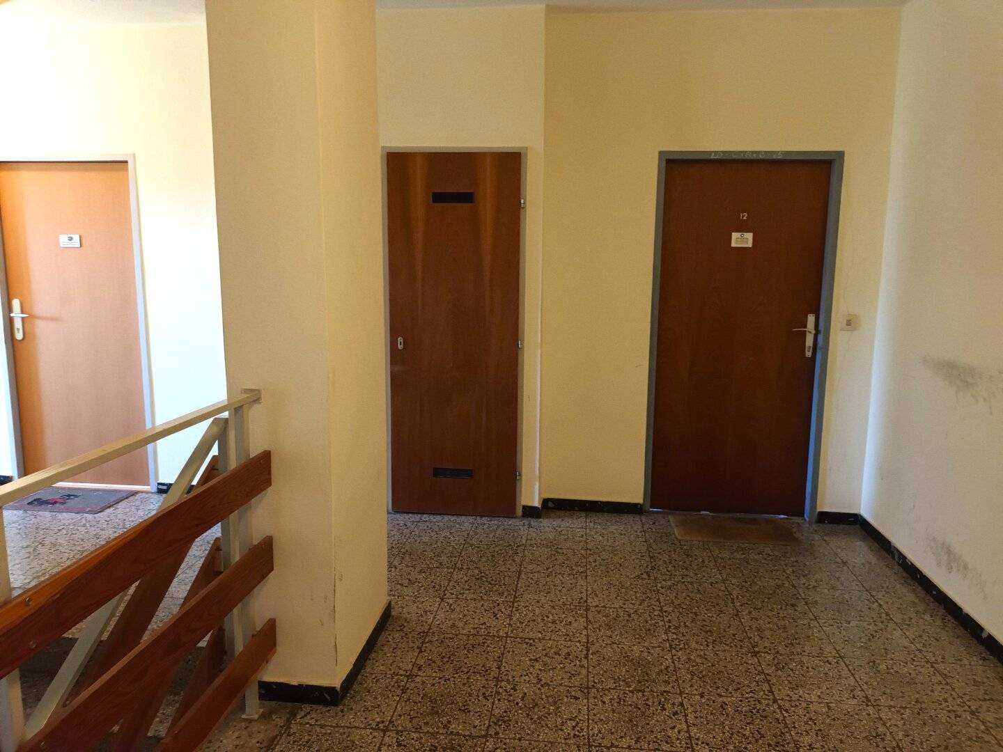 Sanierungsbedürftige Eigentumswohnung im 2.Liftstock mit Göttweigblick in angenehmer Grünlage!