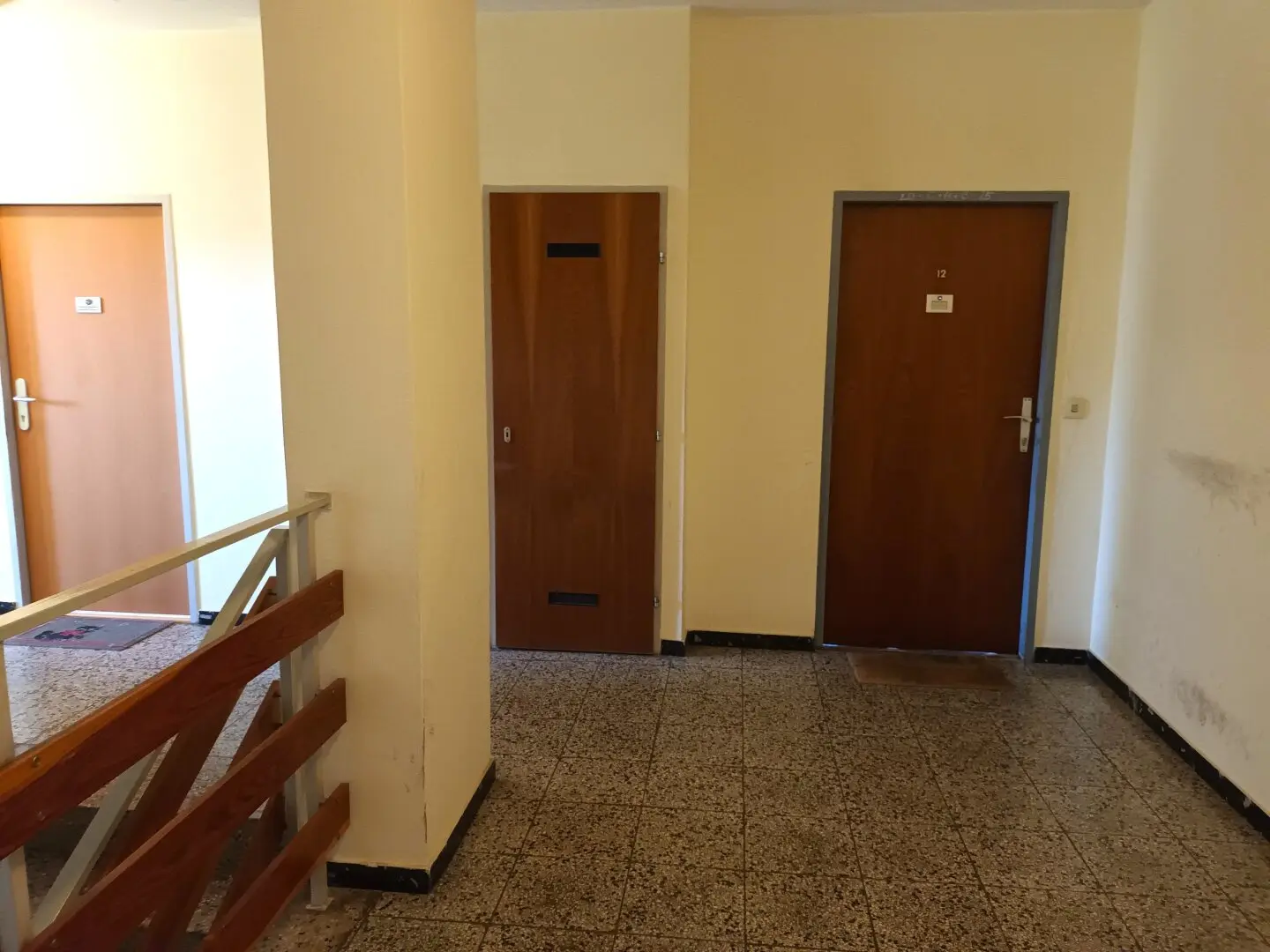 Sanierungsbedürftige Eigentumswohnung im 2.Liftstock mit Göttweigblick in angenehmer Grünlage!