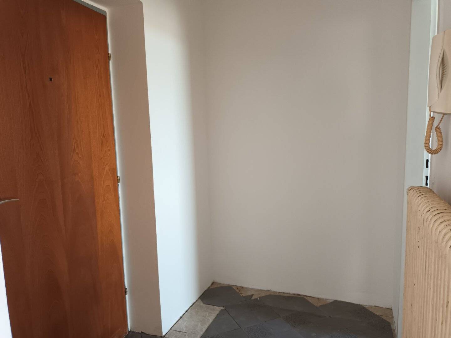 Sanierungsbedürftige Eigentumswohnung im 2.Liftstock mit Göttweigblick in angenehmer Grünlage!