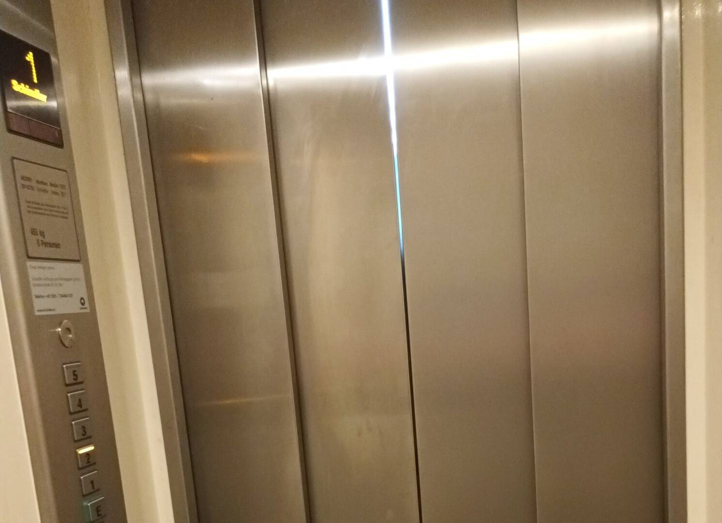 Sanierungsbedürftige Eigentumswohnung im 2.Liftstock mit Göttweigblick in angenehmer Grünlage!