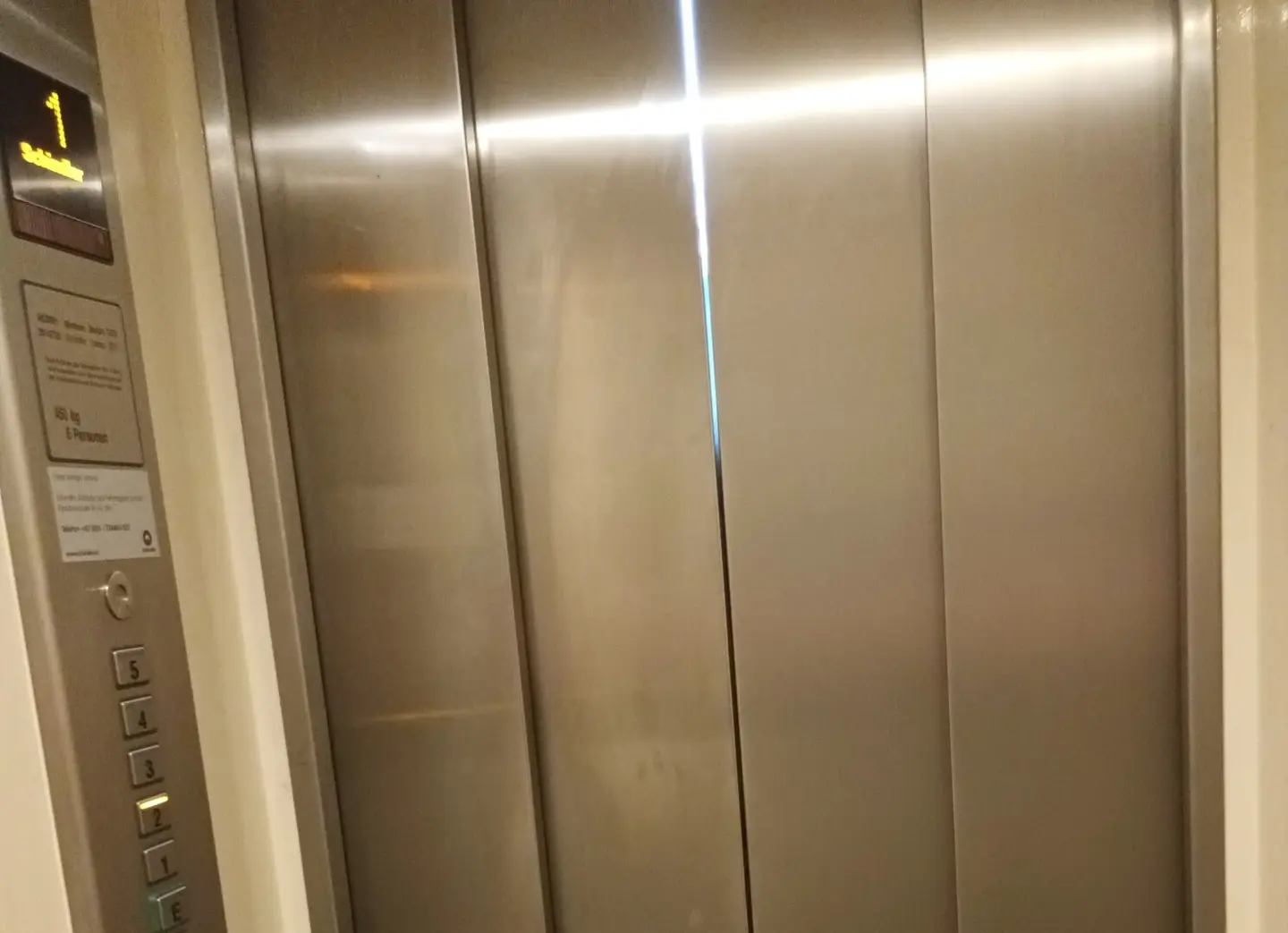 Sanierungsbedürftige Eigentumswohnung im 2.Liftstock mit Göttweigblick in angenehmer Grünlage!