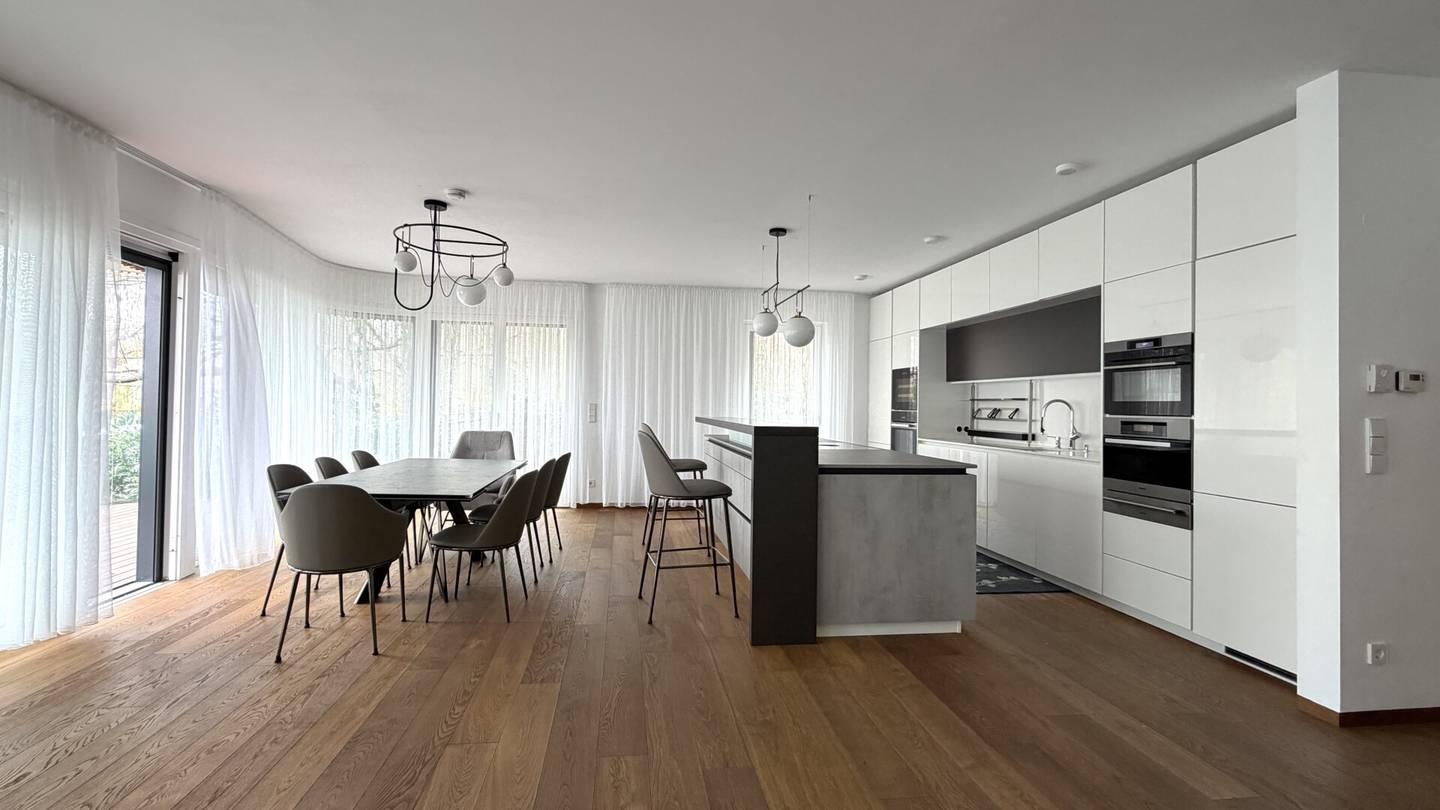 4-Zimmer-Wohnung gegenüber der American International School mit eigenem Garten