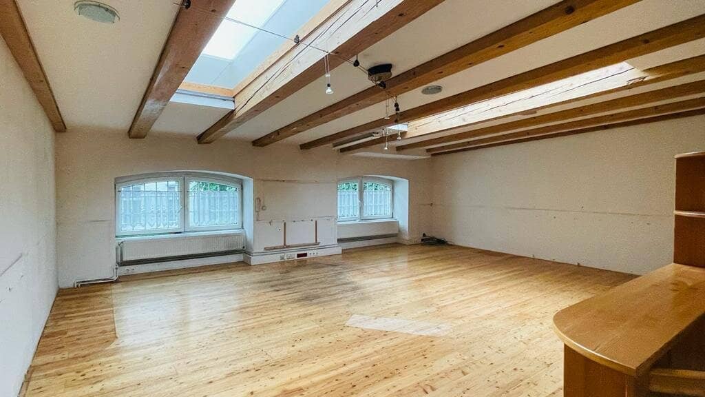 Loftartiges, vollklimatisiertes  Büro mit großen Lagerbereich!
