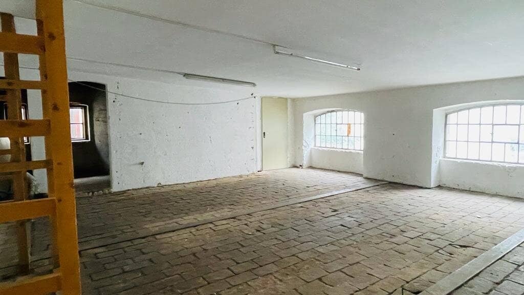 Loftartiges, vollklimatisiertes  Büro mit großen Lagerbereich!