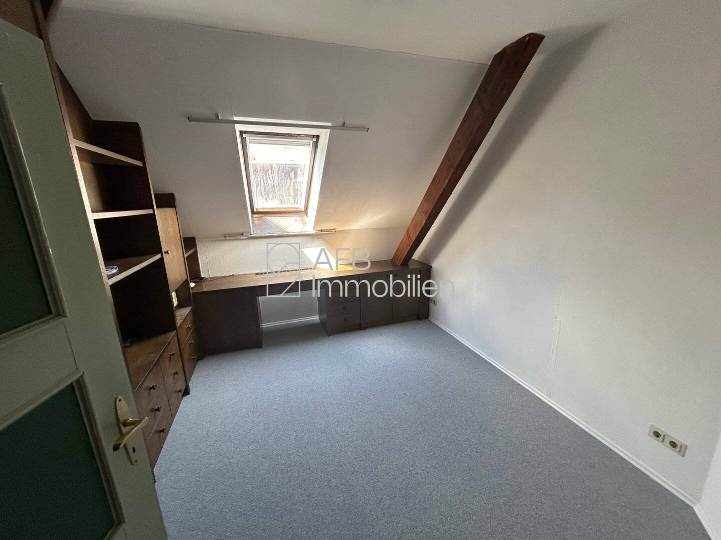 Dachgeschosswohnung mit ruhiger Innenhofterrasse in einer charmanten Altbauliegenschaft!