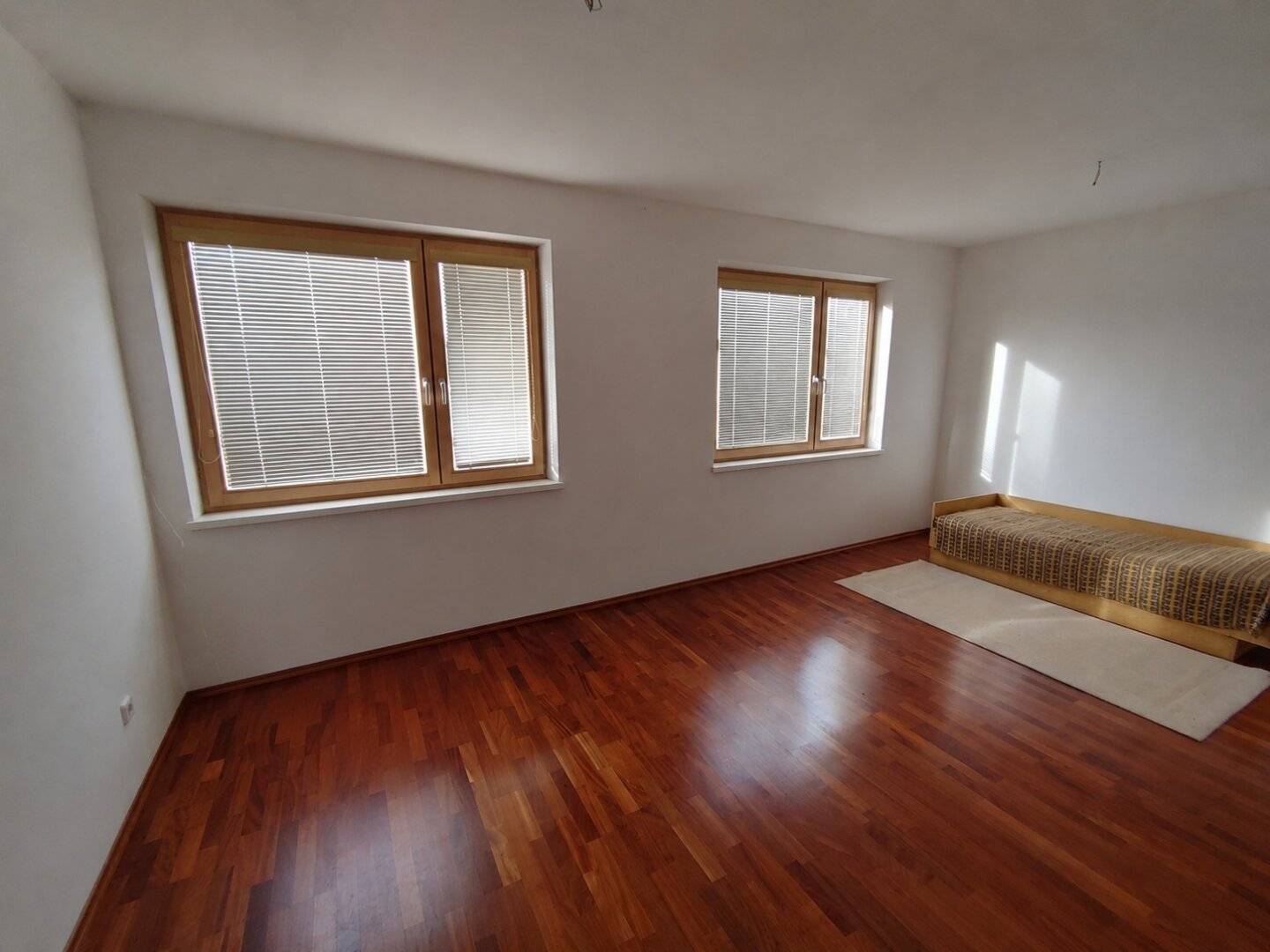 Versatile commercial property with office and storage spaces + 100m² apartment on the upper floor