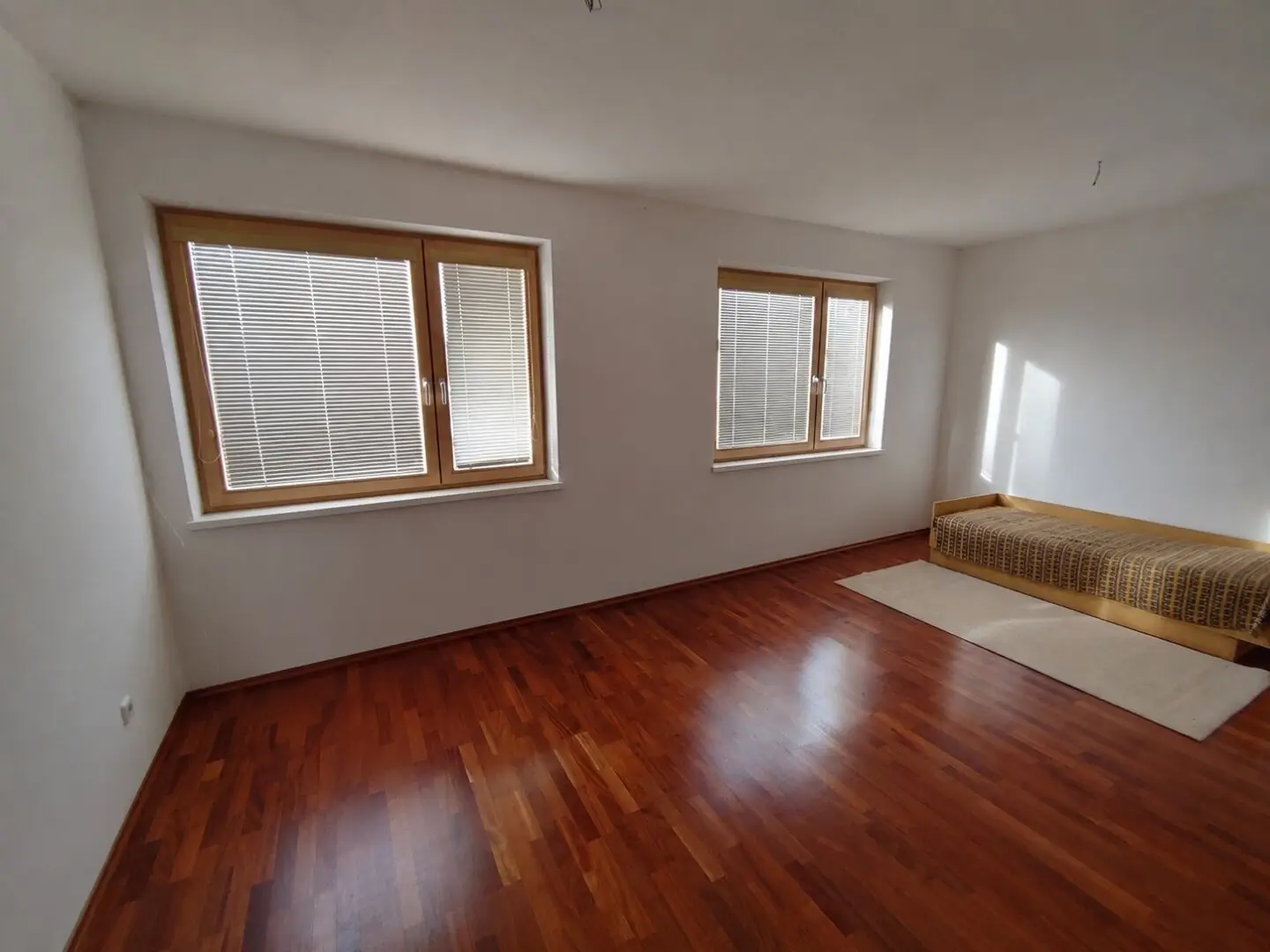 Vielseitige Gewerbeliegenschaft mit Büro- und Lagerflächen + 100m² Wohnung im OG
