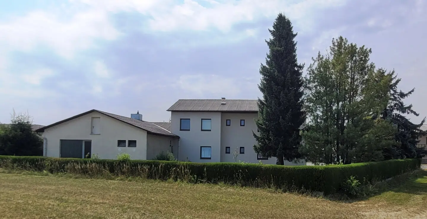 Vielseitige Gewerbeliegenschaft mit Büro- und Lagerflächen + 100m² Wohnung im OG