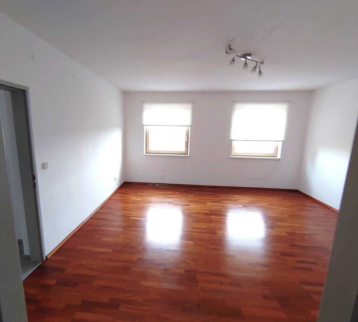 Versatile commercial property with office and storage spaces + 100m² apartment on the upper floor