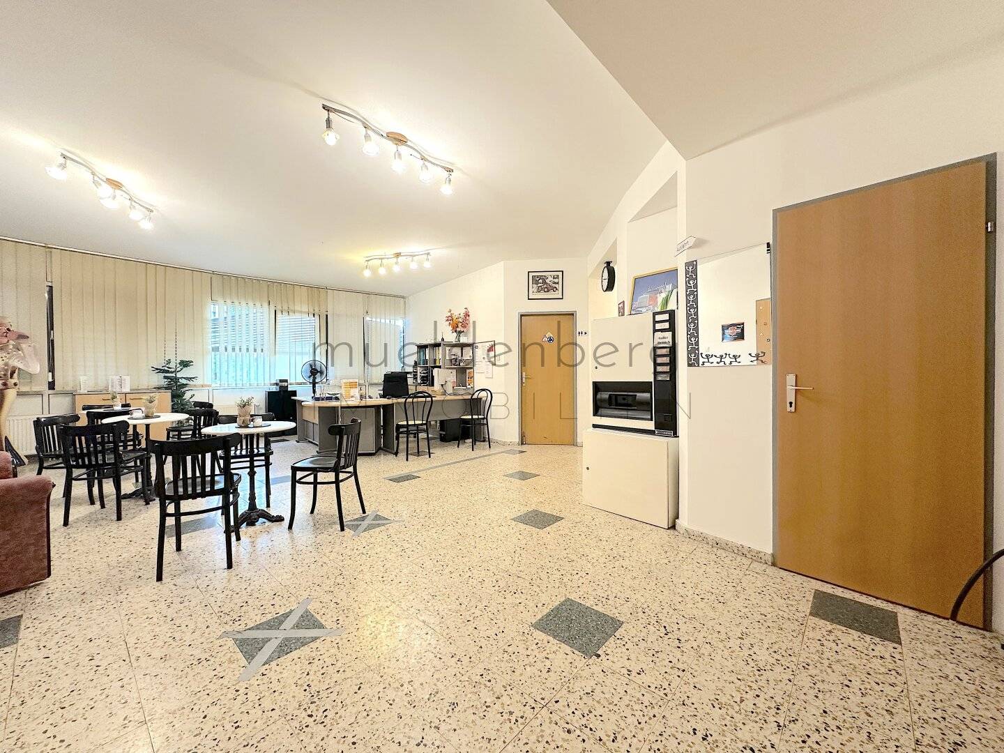 Top Lage, Top Rendite 6% - großzügiges Büro mit Pool und Garage in Wien - Perfekt für Praxis oder Büro!