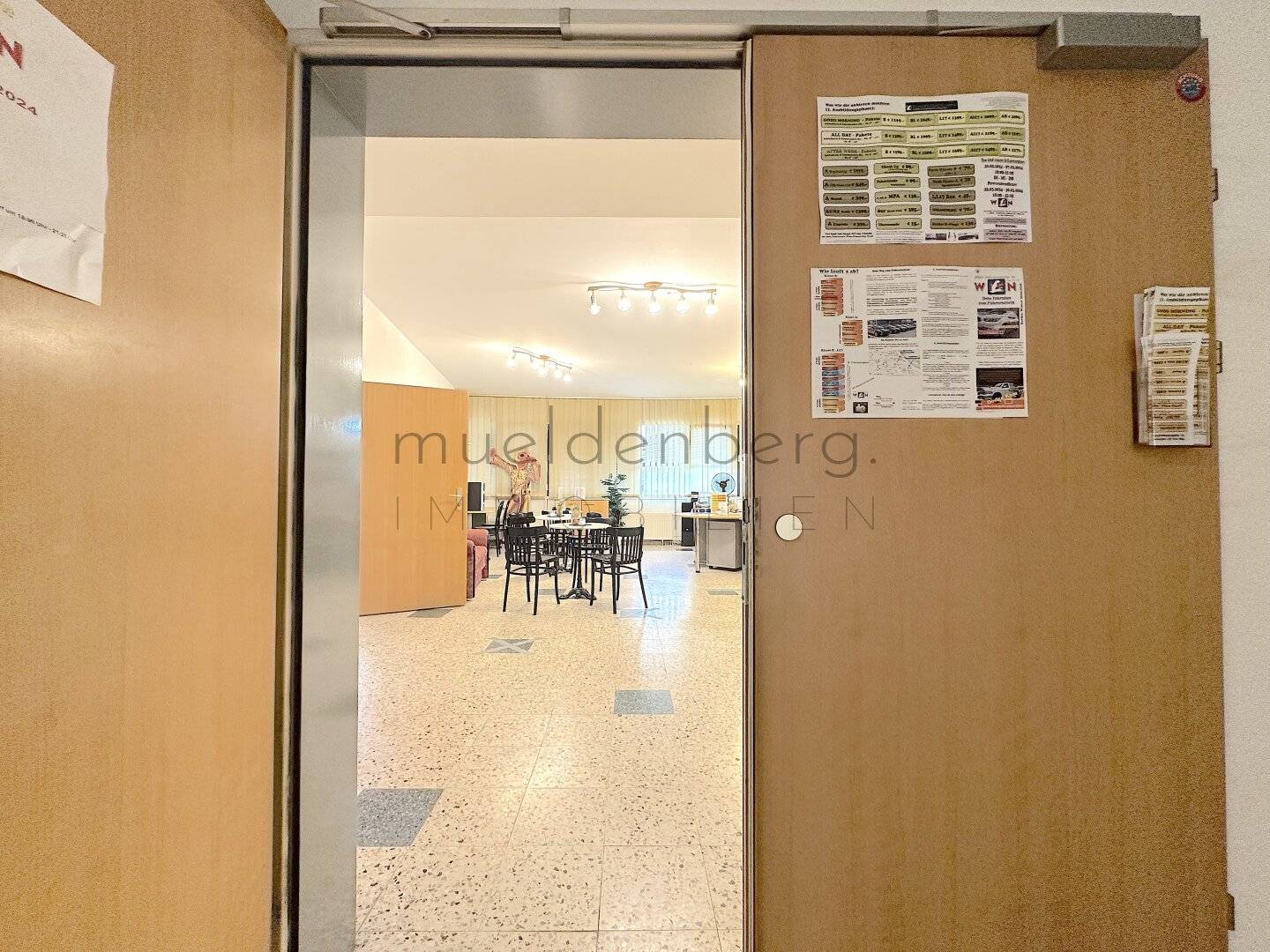 Top Lage, Top Rendite 6% - großzügiges Büro mit Pool und Garage in Wien - Perfekt für Praxis oder Büro!