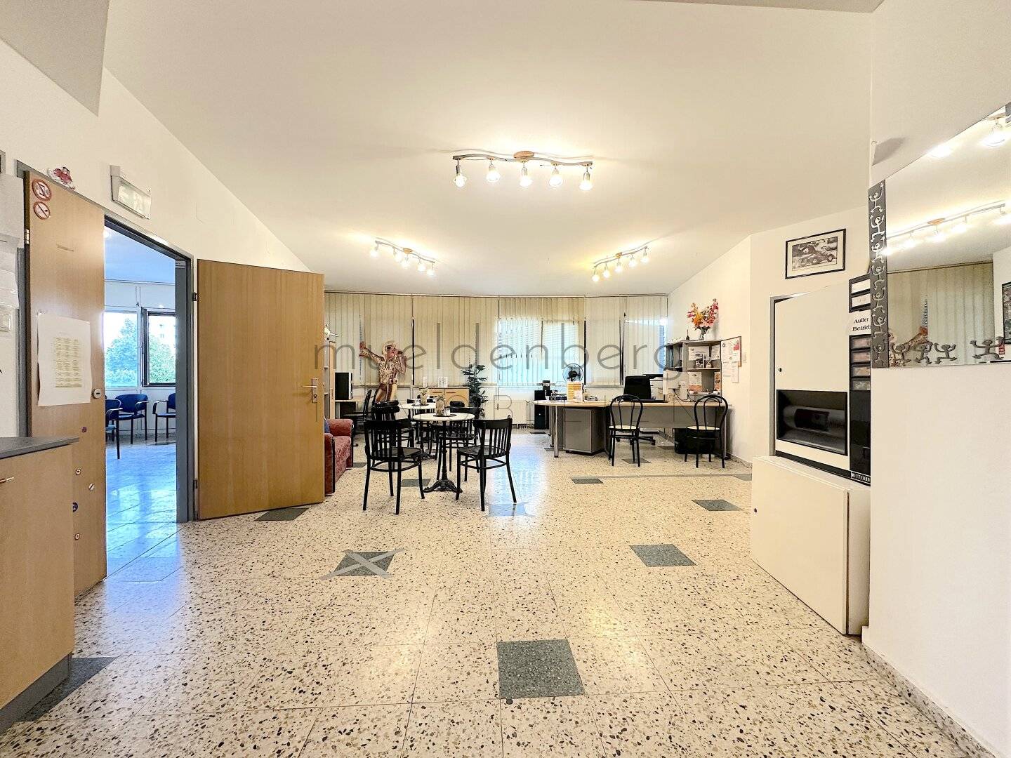 Top Lage, Top Rendite 6% - großzügiges Büro mit Pool und Garage in Wien - Perfekt für Praxis oder Büro!