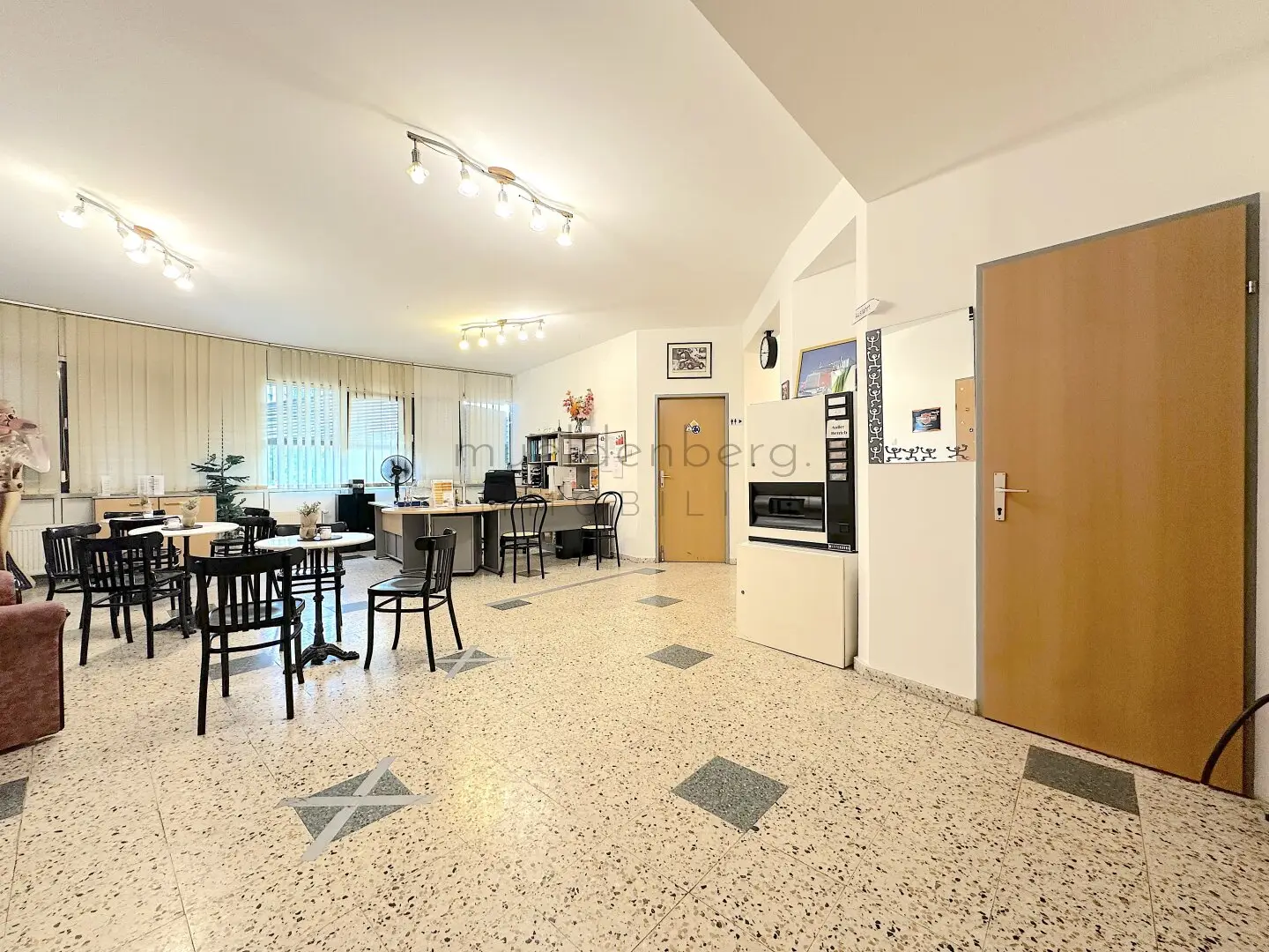 Top Lage, Top Rendite 6% - großzügiges Büro mit Pool und Garage in Wien - Perfekt für Praxis oder Büro!