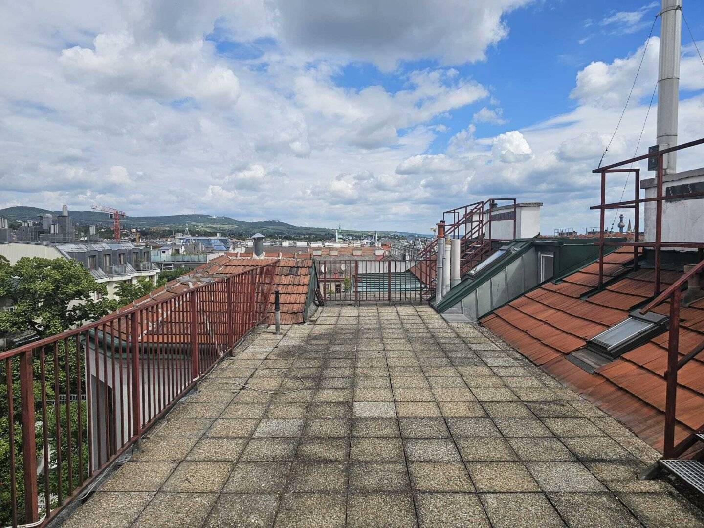 Charmante Dachgeschosswohnung mit  großer Terrasse & Fernblick - ausgezeichnete Lage im 18. Bezirk