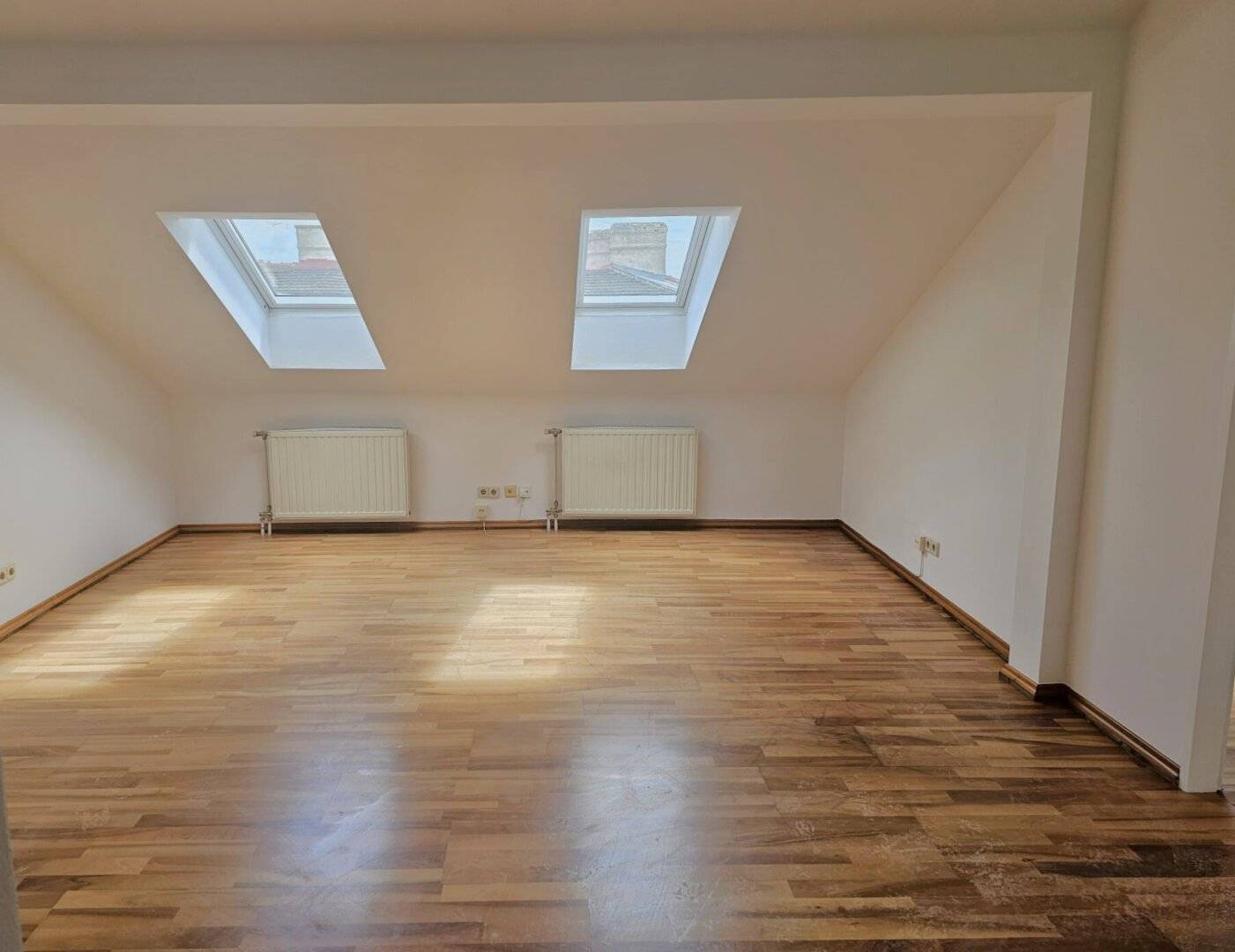 Charmante Dachgeschosswohnung mit  großer Terrasse & Fernblick - ausgezeichnete Lage im 18. Bezirk