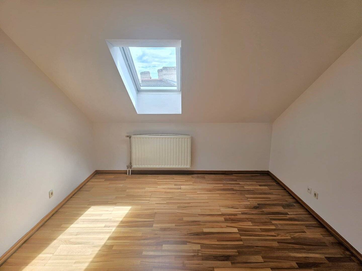 Charmante Dachgeschosswohnung mit  großer Terrasse & Fernblick - ausgezeichnete Lage im 18. Bezirk