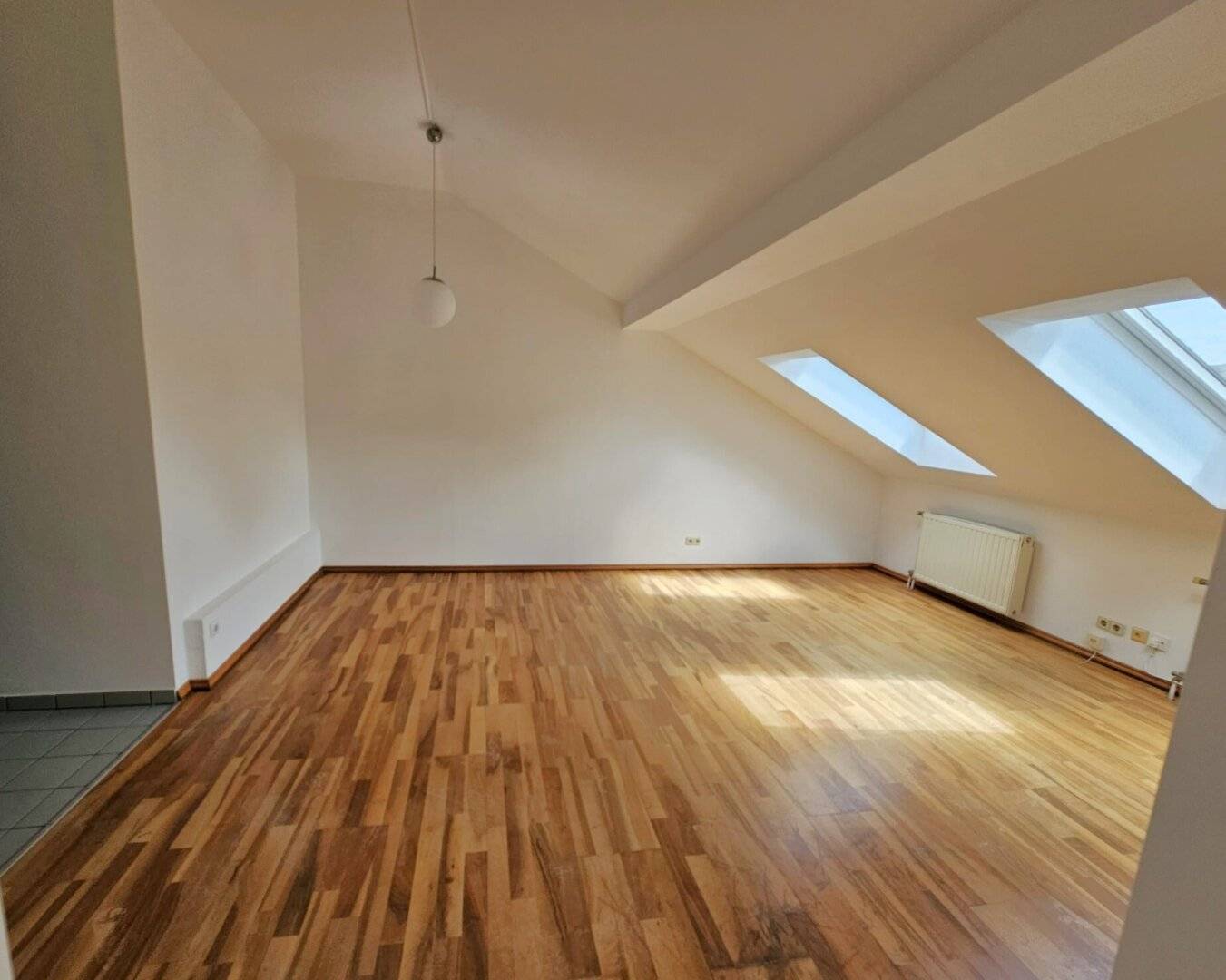 Charmante Dachgeschosswohnung mit  großer Terrasse & Fernblick - ausgezeichnete Lage im 18. Bezirk