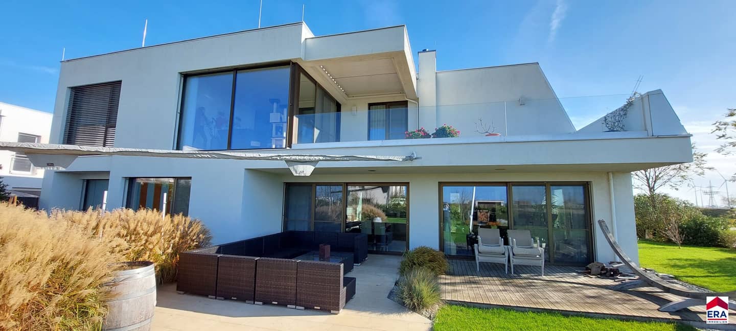 Moderne lichtdurchflutete Traumvilla in bester Lage am See