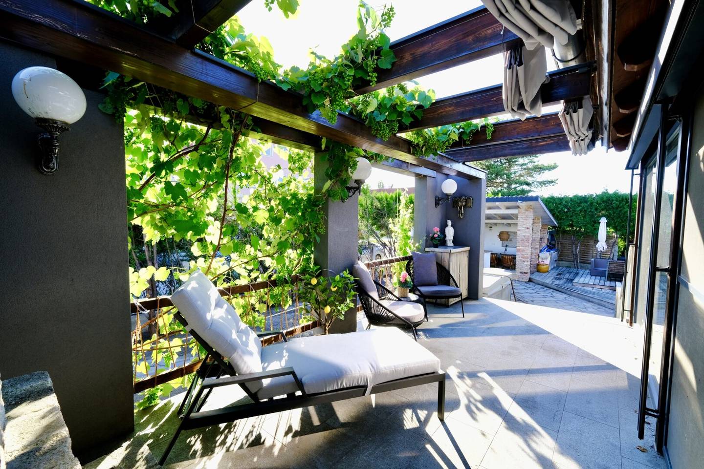 SCHICKER BUNGALOW mit Schwimmteich & XL Garage in schöner Grünruhelage I Ebreichsdorf!