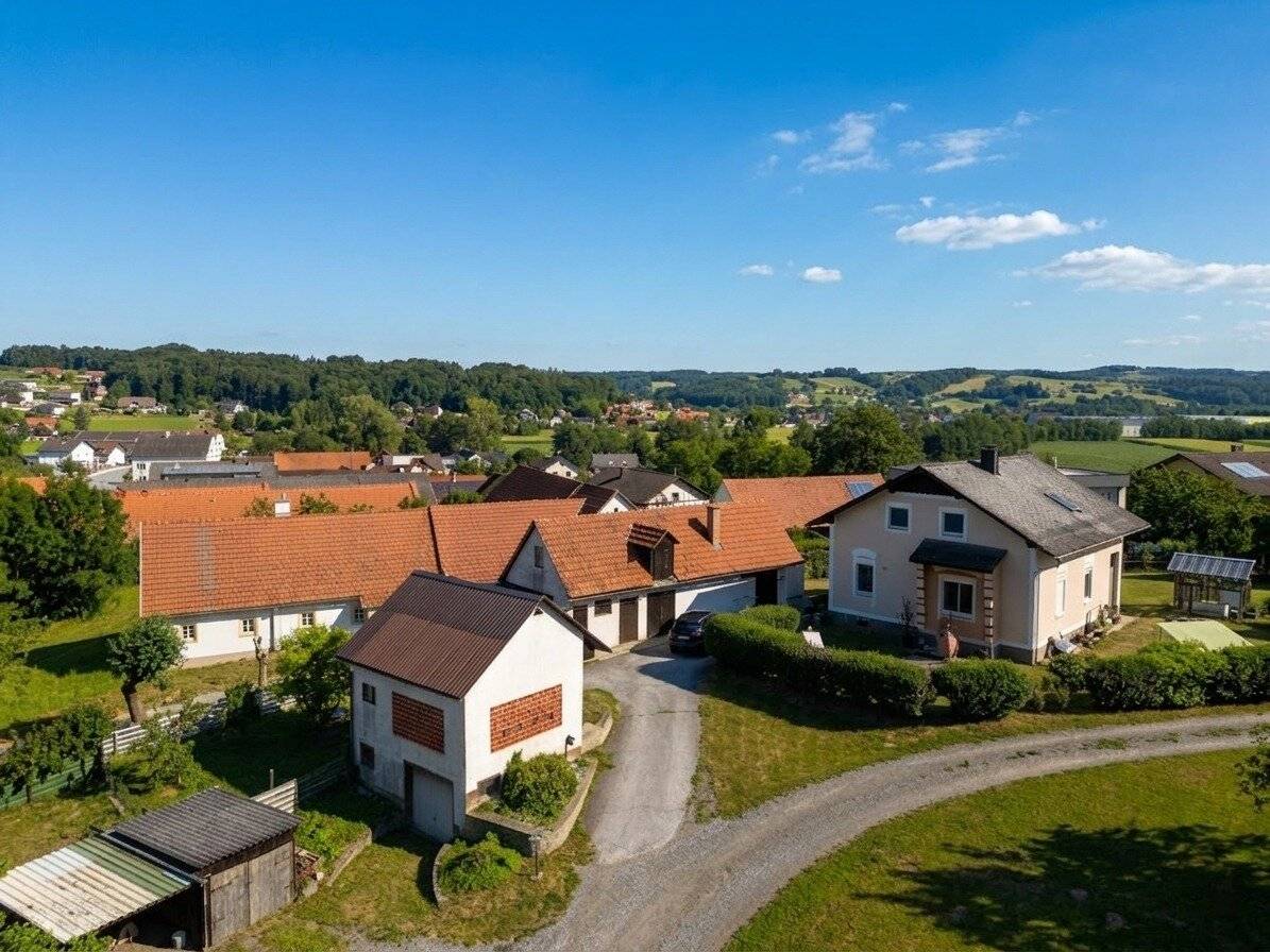 Top-Preis! Historische Liegenschaft mit Schlossblick auf  2.227 m² Baugrund und Nebengebäuden