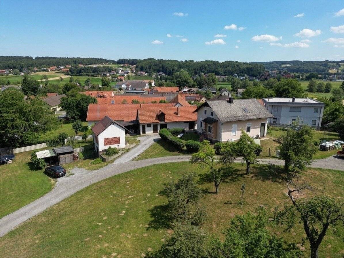 Top-Preis! Historische Liegenschaft mit Schlossblick auf  2.227 m² Baugrund und Nebengebäuden