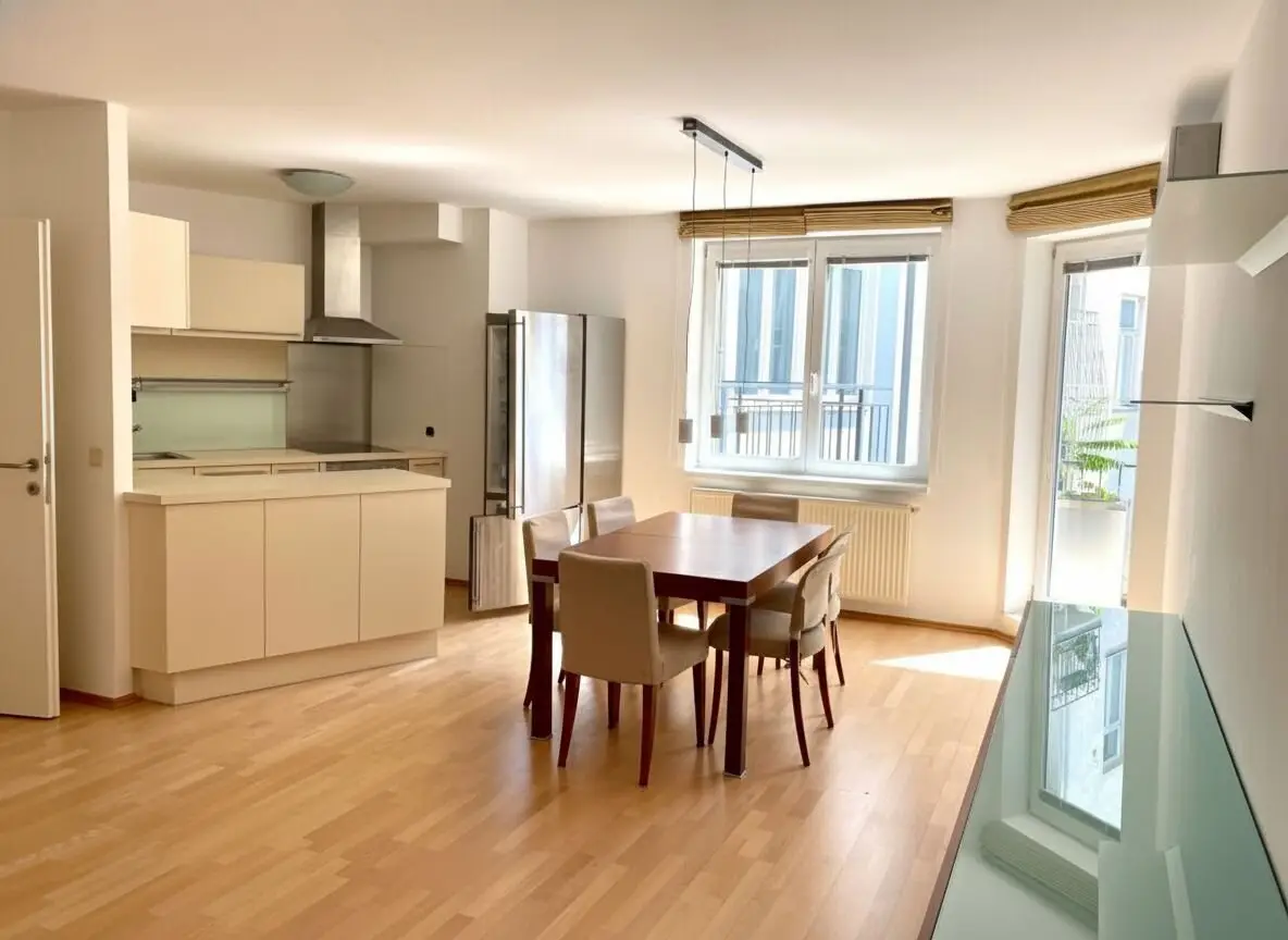 Attraktive, charmante 2 Zimmer Wohnung mit Balkon in bester Lage direkt in der Josefstadt!
