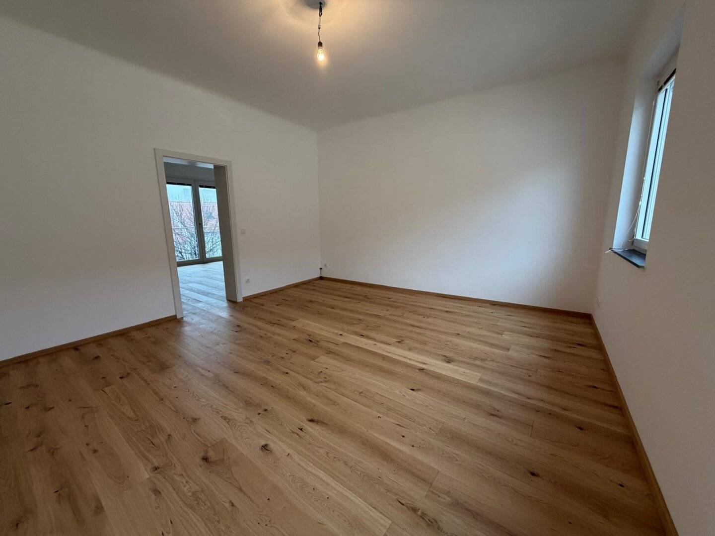 ERSTBEZUG nach Renovierung – großzügige Wohnung im Zentrum mit Terrasse zu vermieten