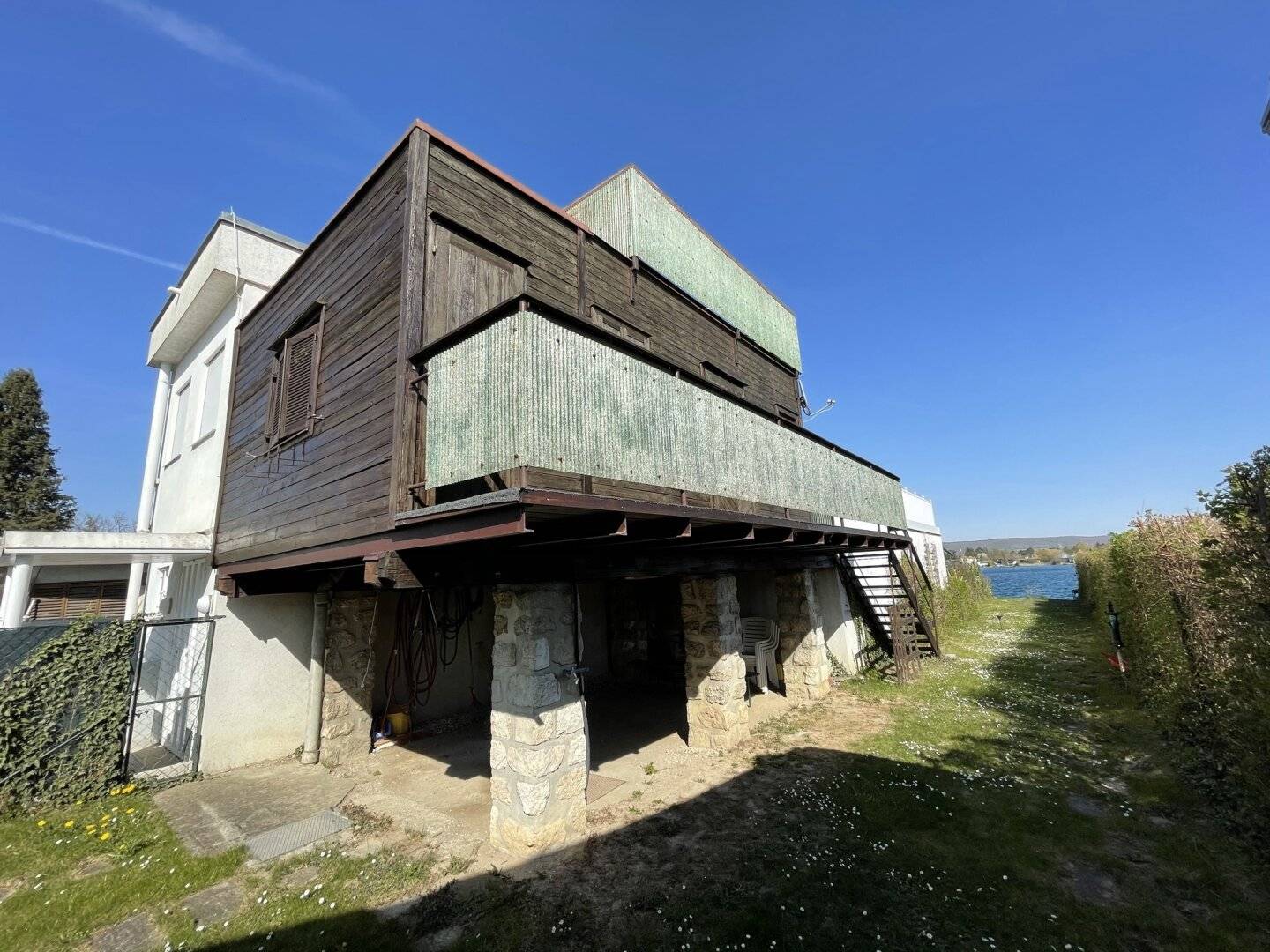NEUFELDER SEE  UFERPARZELLE – kleines Holzhaus mit privatem Uferbereich auf Pachtgrund zu verkaufen