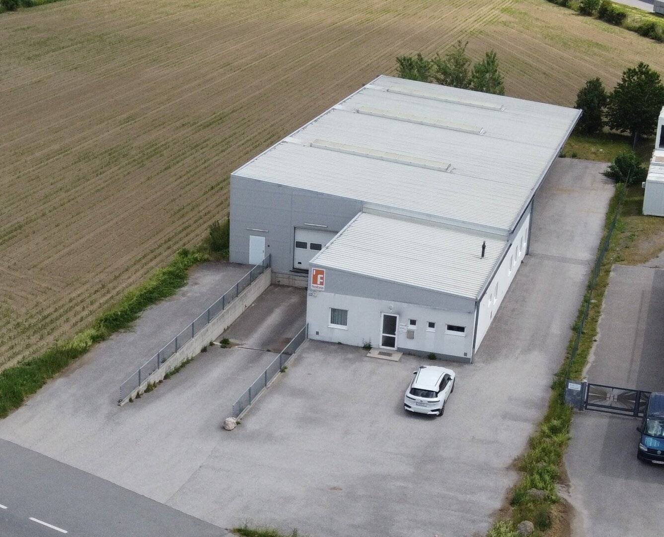 500 m² große Halle mit ca. 150 m² Bürotrakt an der Abfahrt S4 zu verkaufen