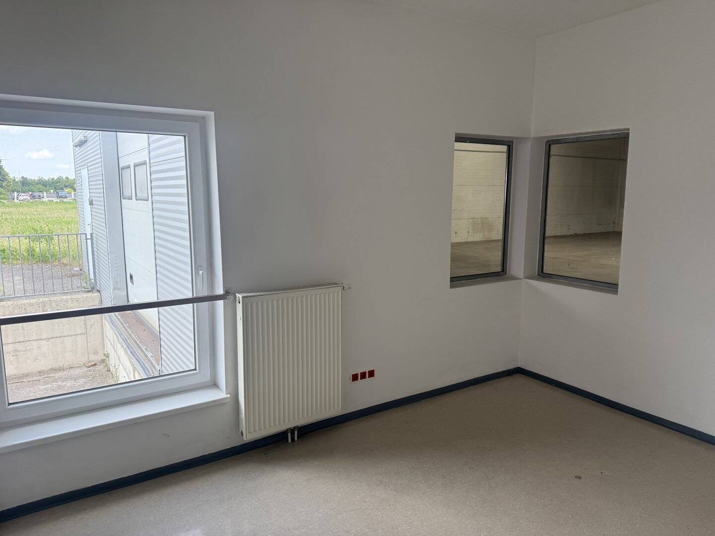 500 m² große Halle mit ca. 150 m² Bürotrakt an der Abfahrt S4 zu verkaufen