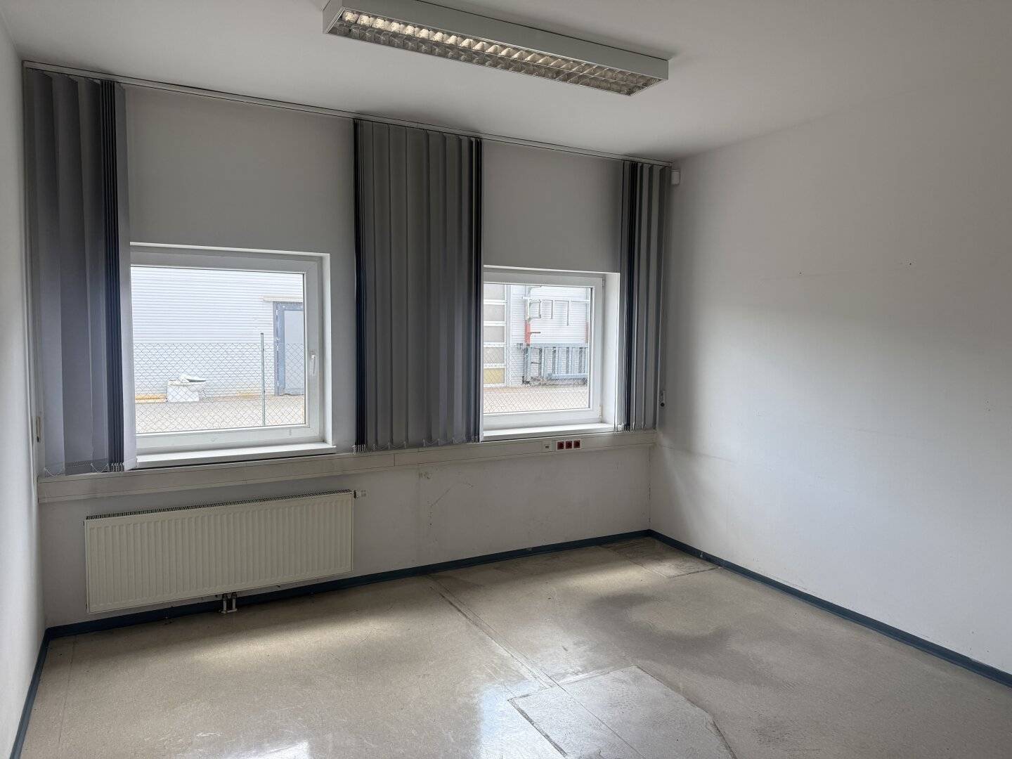 500 m² große Halle mit ca. 150 m² Bürotrakt an der Abfahrt S4 zu verkaufen